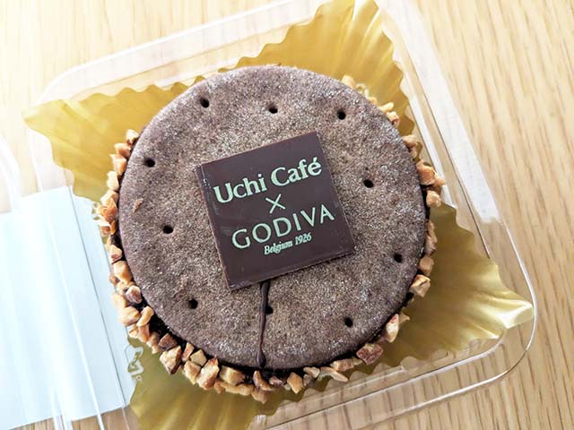 「Uchi Café×GODIVA　ショコラテリーヌサンド」の容器のフタを開けた様子