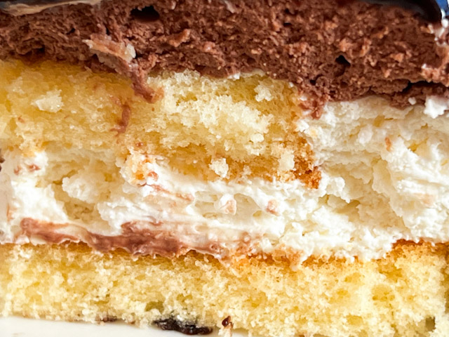 ソフトケーキはふわふわのスポンジケーキに、クリームはバニラの風味を利かせた生クリーム入りホイップクリーム、ショコラムースで構成