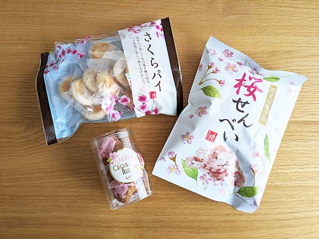 【カルディ】桜お菓子3種がテーブルに並べられている様子