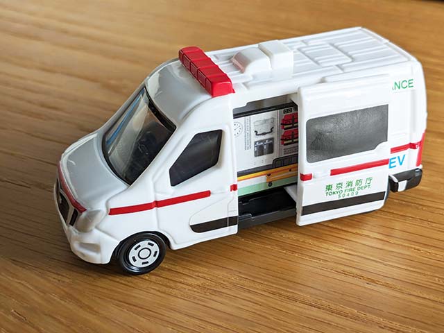 【マクドナルド】「トミカ」ハッピーセット　日産 NV400 EV 救急車