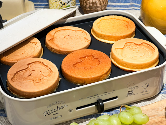 スヌーピーなどのキャラのパンケーキが焼ける「PEANUTS コンパクトホットプレート用 パンケーキプレート」