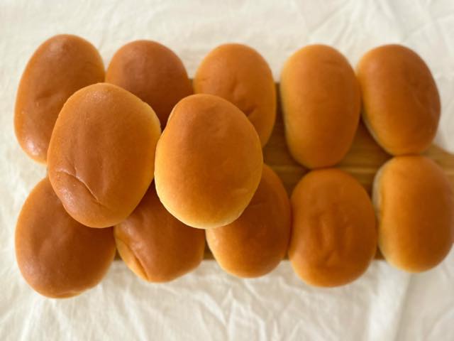 ロピアオリジナルのパンシリーズ、shu-nanaのバターロール。カッティングボードに乗り切れないほどの数！