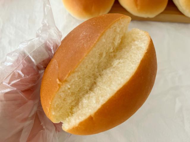 ロピアオリジナルのパンシリーズ、shu-nanaのバターロール。バターの香りがたまりません。
