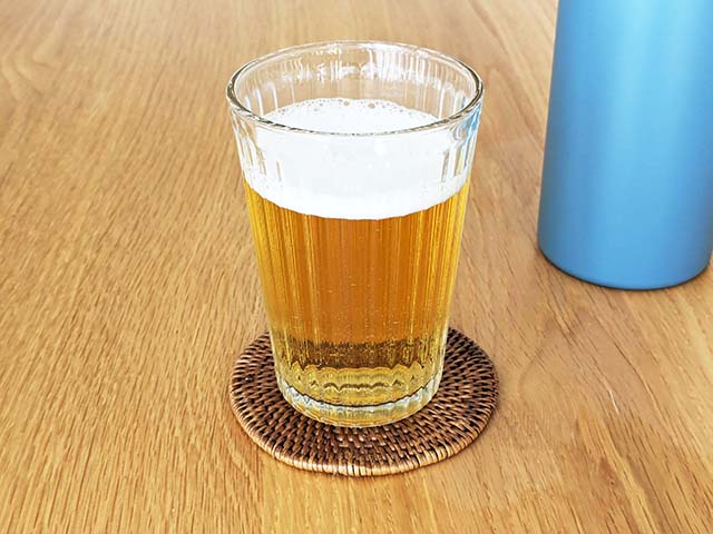 グラスに注がれたビールがテーブルに置かれている様子
