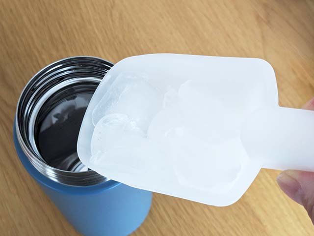 無印良品の「ステンレス　炭酸にも使える　保冷ボトル」の本体上部を外して氷を入れている様子