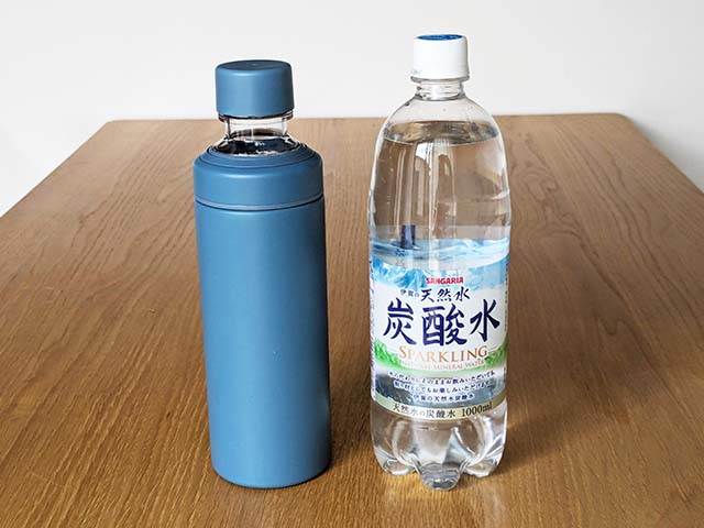 無印良品の「ステンレス　炭酸にも使える　保冷ボトル」と1lのペットボトルを並べ大きさを比較している様子