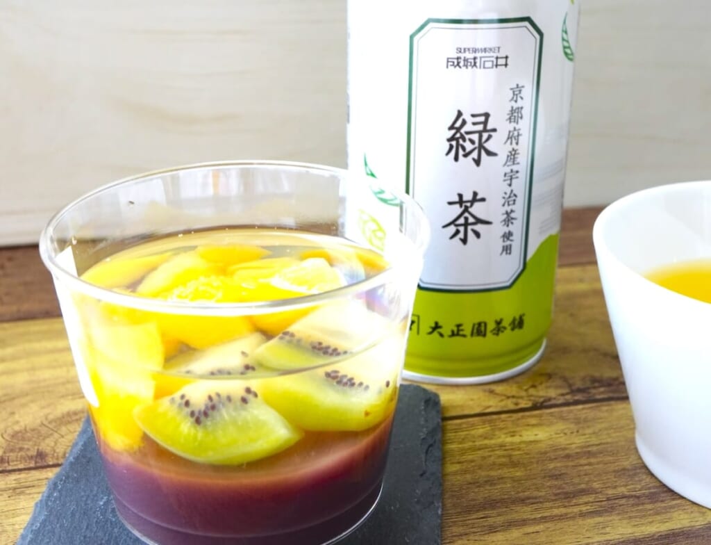 「フレッシュキウイとパインの水ようかん」と「京都府産宇治茶使用　緑茶」