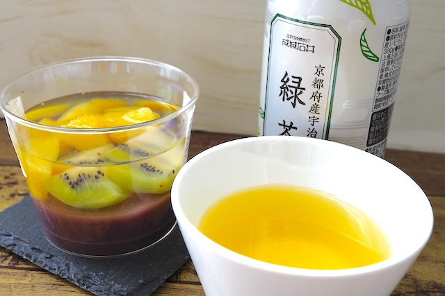 「フレッシュキウイとパインの水ようかん」と「京都府産宇治茶使用　緑茶」