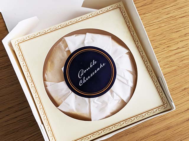 業務スーパー「ダブルチーズケーキ」の箱を開けると、クラシカルで上品なデザインが素敵！