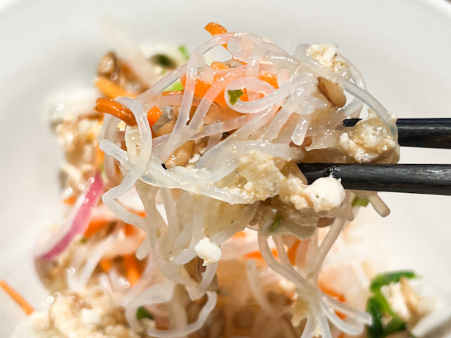 お箸で持ち上げた「タイ風鶏挽肉とスーパー大麦の春雨サラダ（ラープ・ウンセン）」