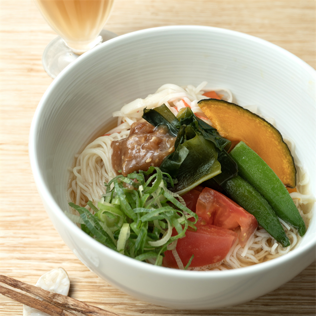 成城石井自家製　紀州産梅ダレと土佐酢で和えた野菜で食べるそうめん