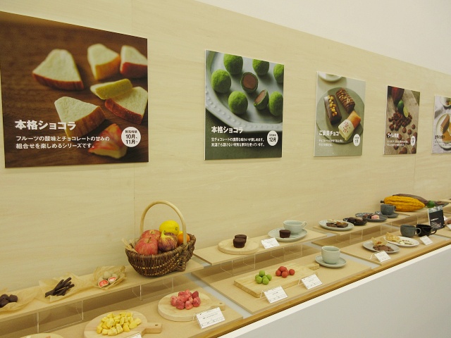 壁際に並べられた様々な種類のチョコ