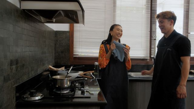 料理をしながら談笑する亜樹さんと梅谷さん