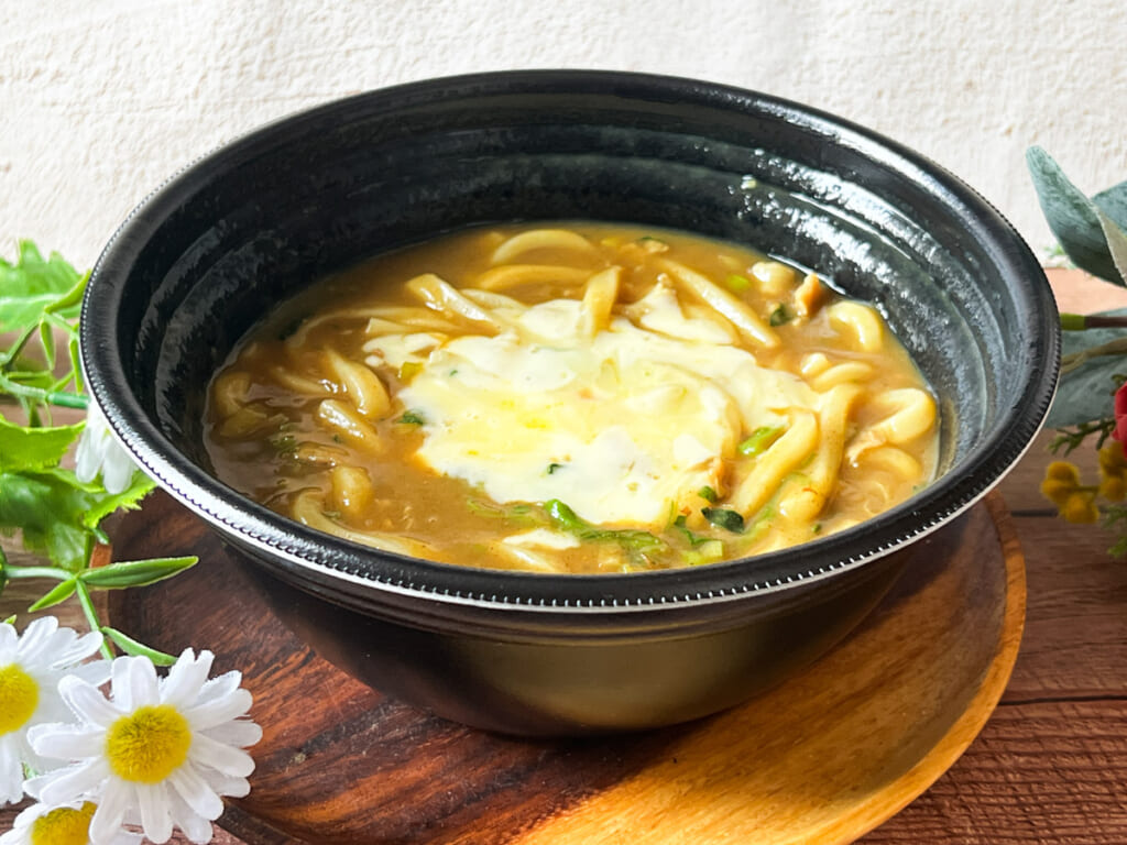 テーブルに並んだ「ハーフチーズ・ハーフほうれん草カレーうどん」