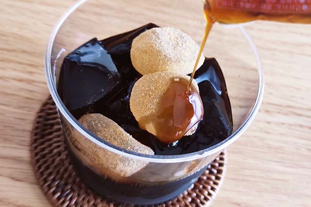 沖縄県産黒糖使用の黒蜜で食べる黒糖ゼリーわらび餅のせ