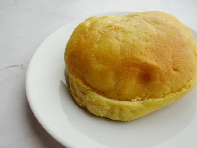 皿に出した大きなメロンパン