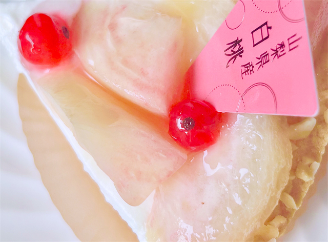 真上から見た山梨県産完熟桃のレアチーズタルト