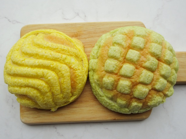 「レモンクリームメロンパン瀬戸内産レモン使用」と「富良野メロンのクリームメロンパン」を横に並べて比べる