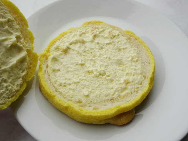 「レモンクリームメロンパン瀬戸内産レモン使用」の中身