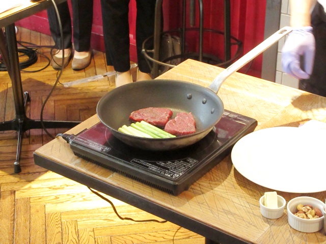 ステーキをフライパンで焼き上げる