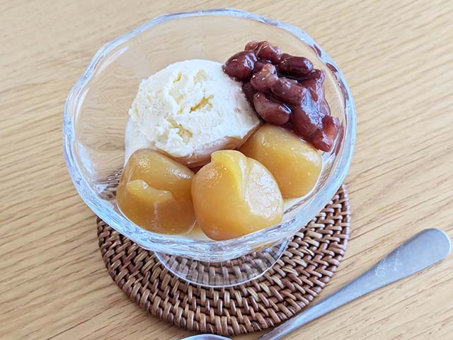 あんこ、バニラアイスクリームが添えられ、クリームぜんざい風にアレンジされた業務スーパー「芋圓蒟蒻ＱＱ球」