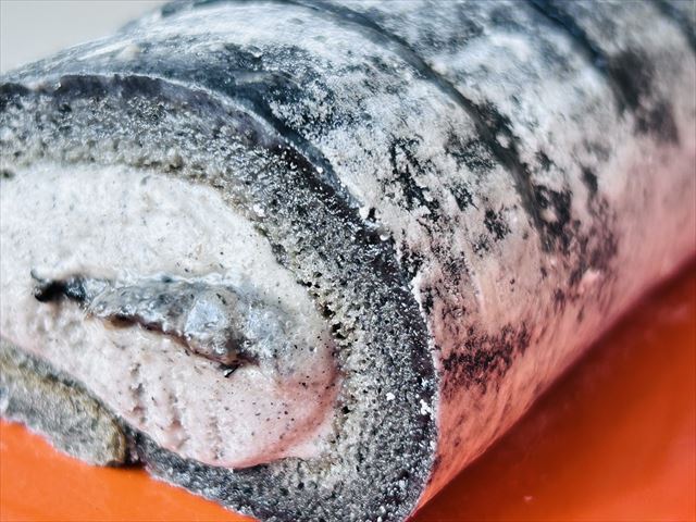 ローソン　お餅で巻いたもち食感ロール(黒ごまみたらしソース)　断面アップ　4