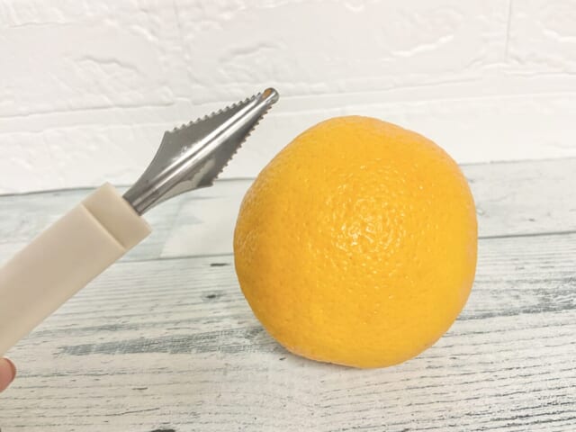 3COINS スリコ　多機能フルーツカッター　ギザギザカット　オレンジ
