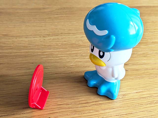 【マクドナルド】ハッピーセット®「ポケモン」のおもちゃ「クワッスのみずでっぽう」がテーブルに置かれている様子