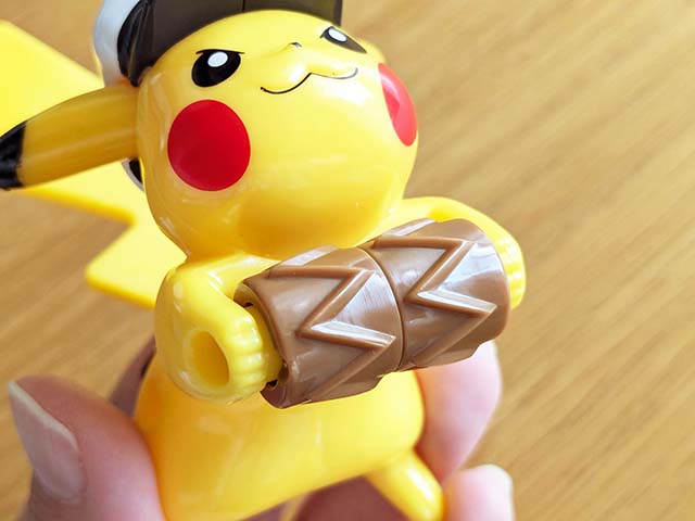 【マクドナルド】ハッピーセット®「ポケモン」のおもちゃ「キャプテンピカチュウのころころローラー」を手で持っている様子