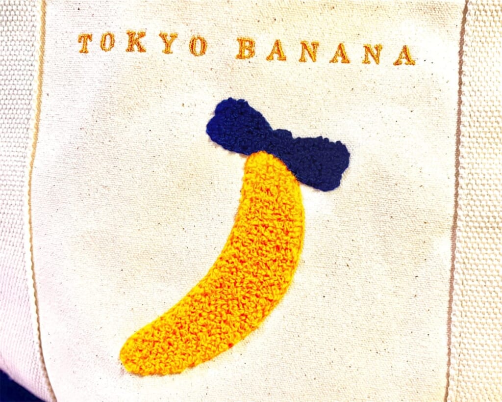 「東京ばな奈の日 トートバッグ」の刺繍をアップで撮影した画像
