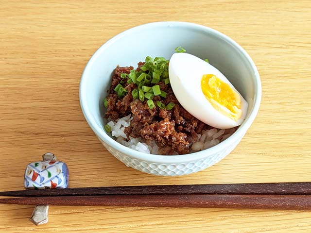 「畑のお肉の魯肉飯醤(ルーローハンジャン)」、ゆで卵、青ネギをトッピングしたご飯がテーブルに置かれている様子