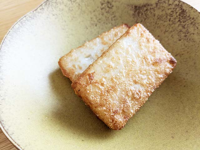 油で揚げてお皿に盛られた「台湾大根もち」