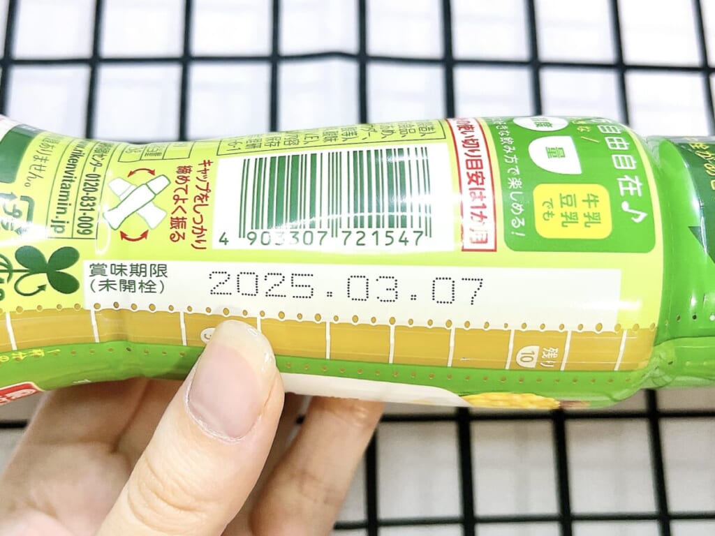 リケン「割るだけスープ」を手に持ち。パッケージ側面の賞味期限、約240日をアップで紹介する画像