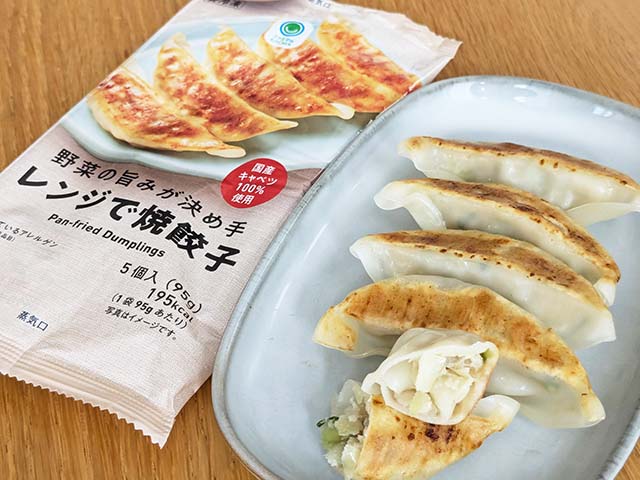 加熱しお皿に移した【ファミリーマート】「野菜の旨みが決め手レンジで焼餃子」がテーブルに並んでいる様子