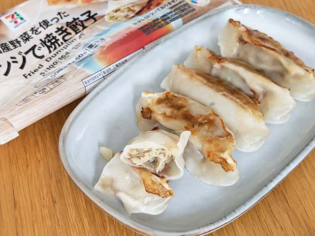 加熱しお皿に移した【セブンイレブン】「レンジで焼き餃子」がテーブルに並んでいる様子