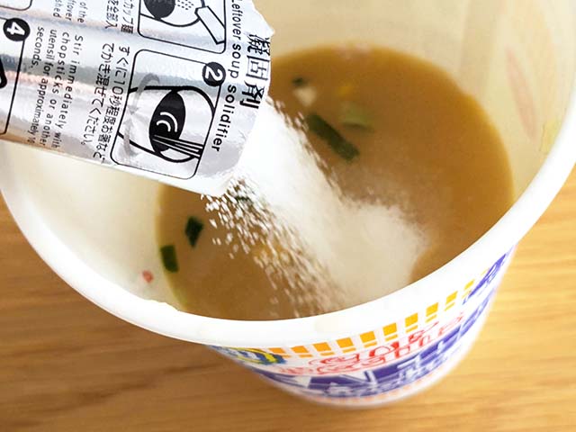 【ダイソー】残った麺スープ凝固剤「ぐるグルポィっ！」を残りスープに入れている様子