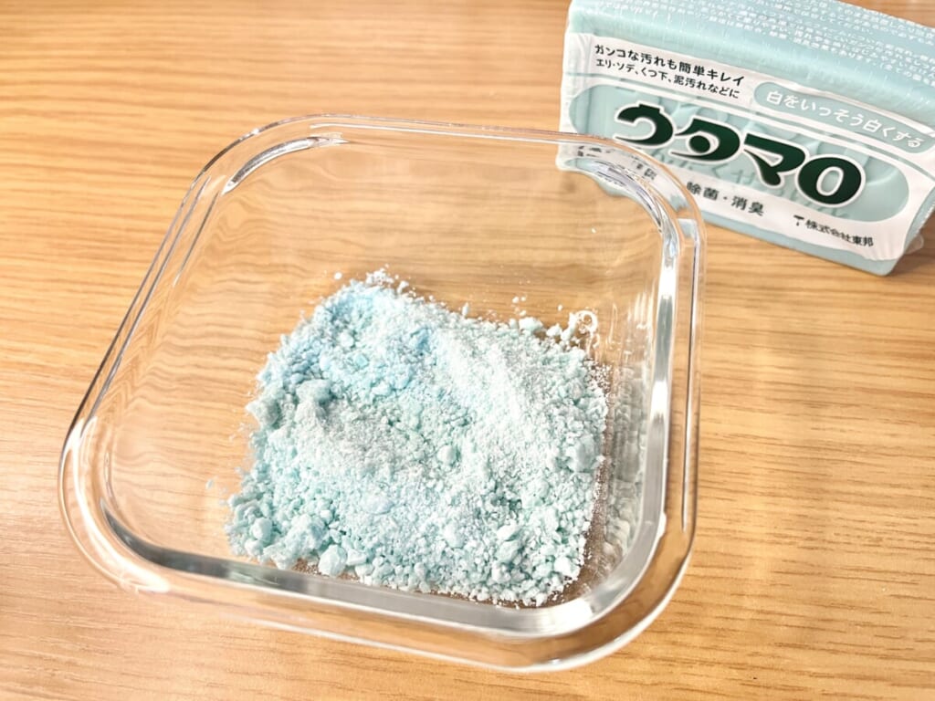 電子レンジで加熱したウタマロ石けんを細かく砕き耐熱容器に入れた「粉マロ」を紹介する画像