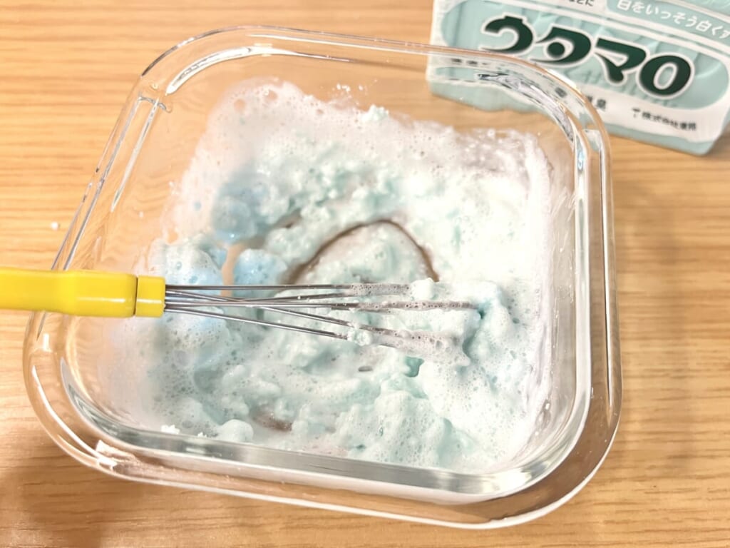 ウタマロ石けんを粉末にした「粉マロ」を耐熱容器に入れ熱湯を注いだあと泡だて器で泡立てている画像