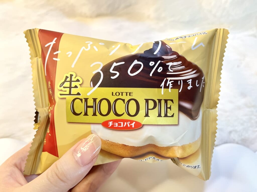 ロッテ「生 チョコパイ」を手に持って紹介する画像