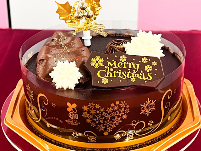 お皿に盛られた「クリスマスプレミアムチョコ生ケーキ」