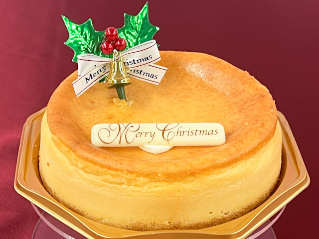 お皿に盛られた「クリスマスプレミアム濃厚ベイクドチーズケーキ」