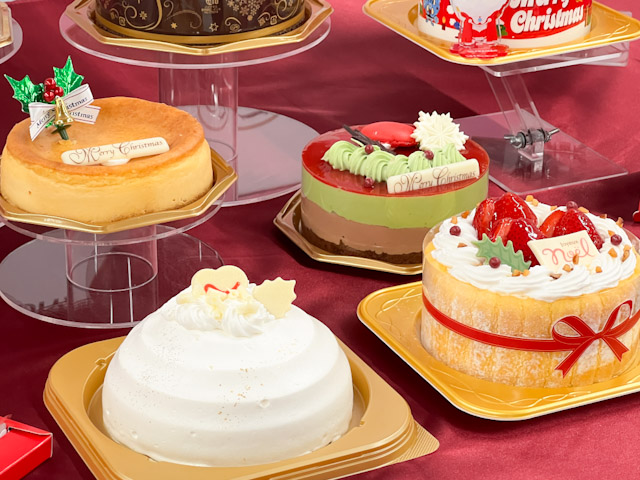 テーブルに並んだ不二家のクリスマスケーキ