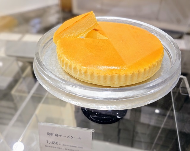 東京都墨田区「チーズガーデン東京ソラマチ店」御用邸チーズケーキ（ディスプレイ）