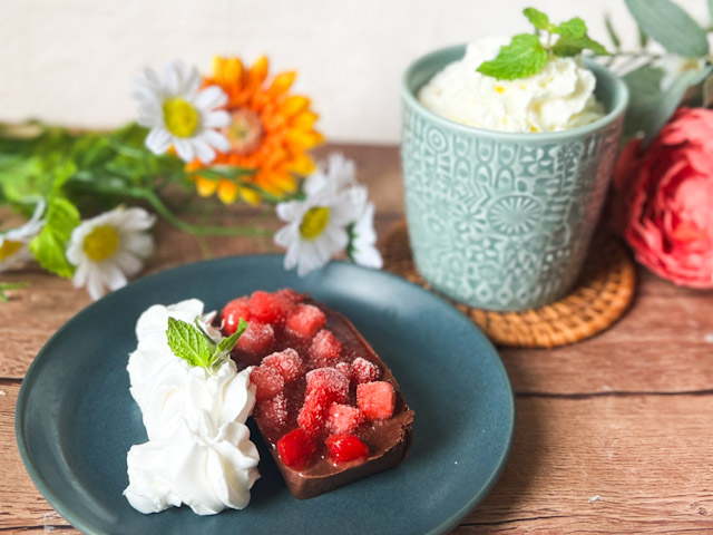 テーブルに並んだウィンナーコーヒーとケーキ