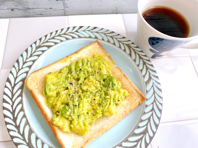 パンに冷凍アボカドダイスをトッピング