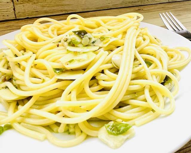 完成した青いにんにく辣油のパスタ