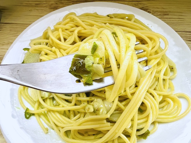 パスタをフォークですくう