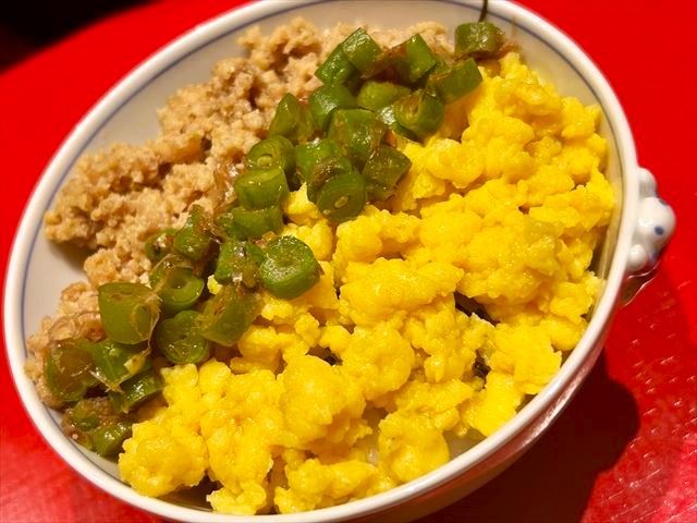 鶏そぼろ三色丼