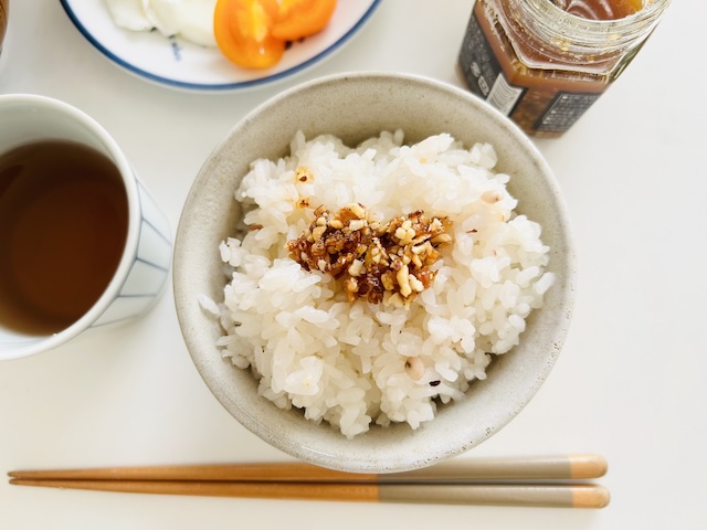 白いご飯に万能香味えび油をかけて上から見た