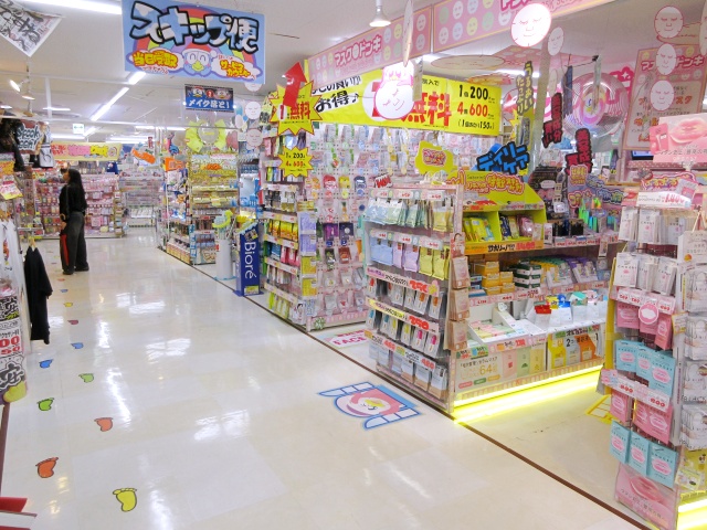 メガドンキ成増店の店内